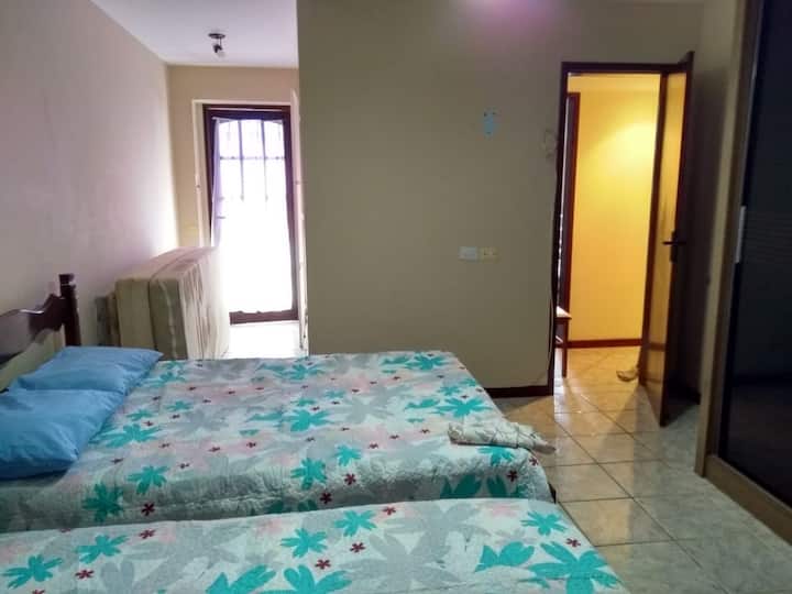 Suite 2: una cama doble, una cama individual y 5 colchones adicionales para dormir en el piso. En la puerta trasera del balcón
