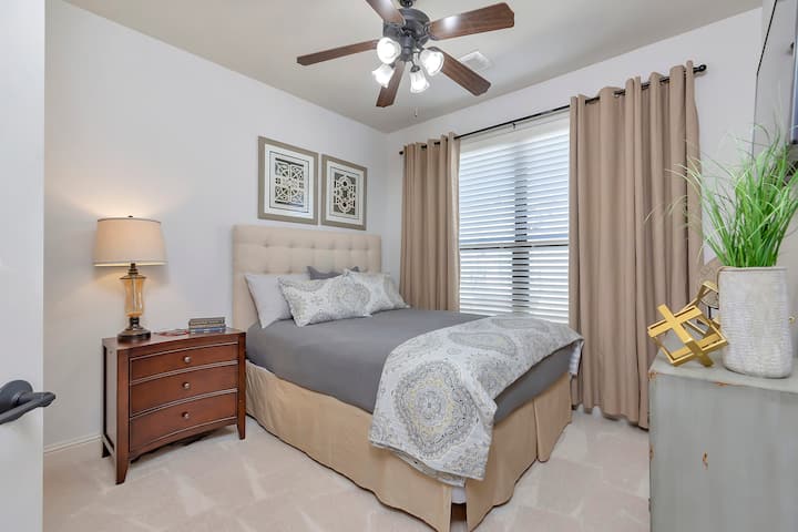 Sekundárna spálňa s manželskou posteľou Queen