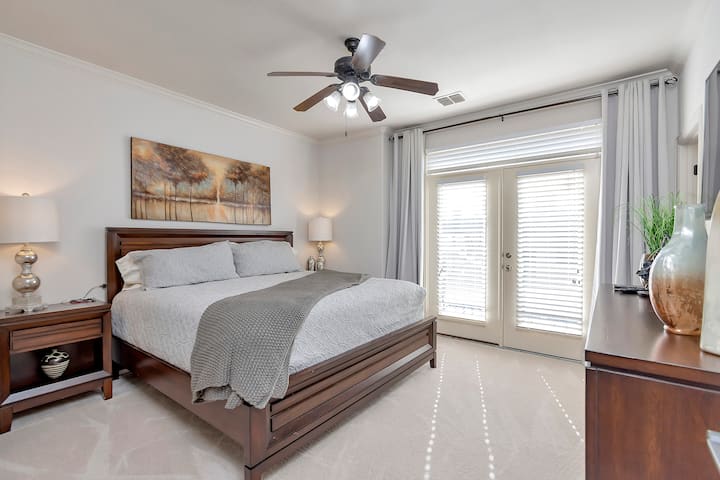 Primárna spálňa s manželskou posteľou King