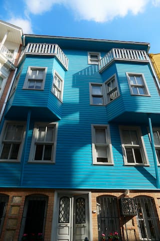 Tilas – 19th Century Wooden Townhouse in Kadıkoy