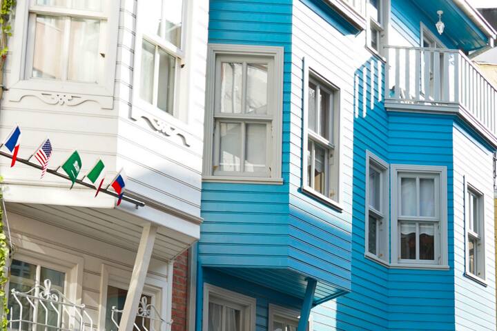 Tilas – 19th Century Wooden Townhouse in Kadıkoy gallery image 3