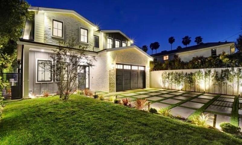 Sophisticated Farmhouse in the heart of Weho. gallery image 4
