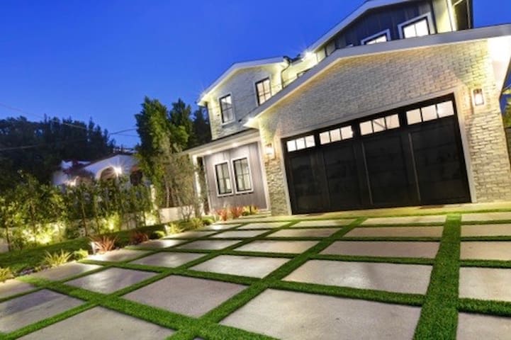 Modern and Quiet 4 Bedroom Home. West Hollywood gallery image 3