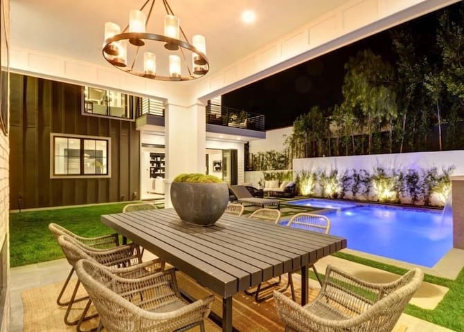Sophisticated Farmhouse in the heart of Weho. gallery image 2