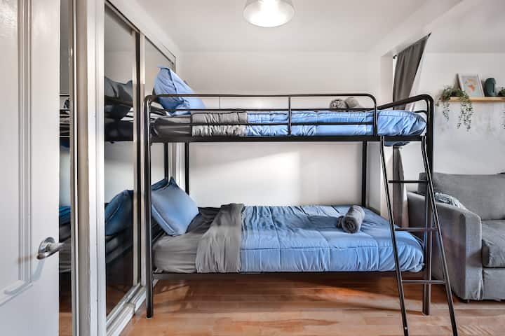 双层床配有绿茶的记忆泡沫床垫，让您体验宁静的舒适。 每张床都装饰有干净的床单、柔软的羽绒被和蓬松的枕头，为儿童和成人打造温馨的度假胜地。