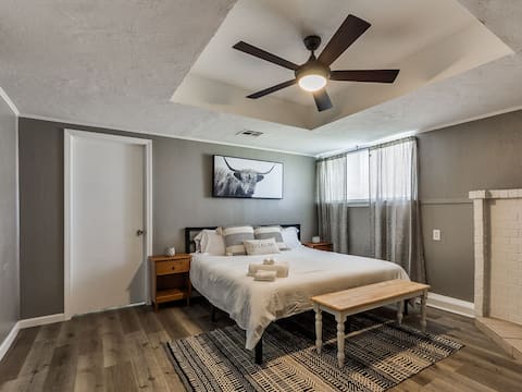 The Farmhouse Five - A 5 Bedroom 2 Bath Retreat