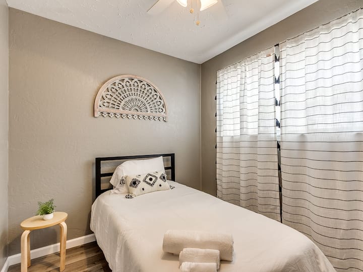 Спална соба 4: брачен кревет (широк 180-220 см)