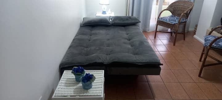 kitanda cha sofa kwa watu 2. 