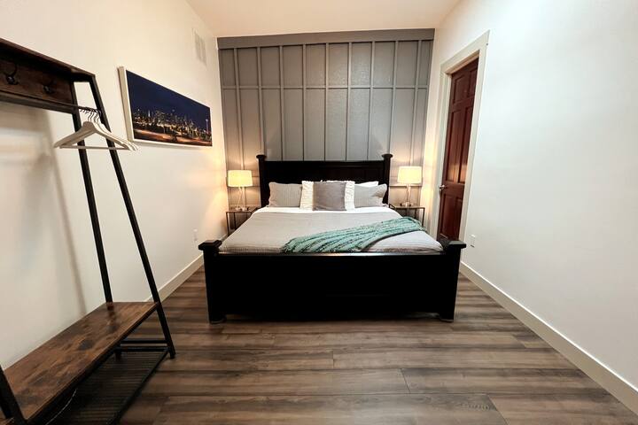 Recently Renovated 4 Bedroom Loft with Balcony gallery image 3