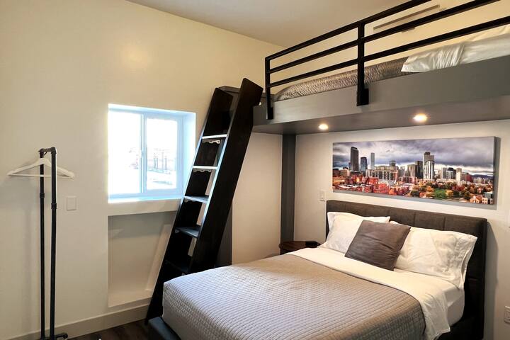 Recently Renovated 4 Bedroom Loft with Balcony gallery image 5