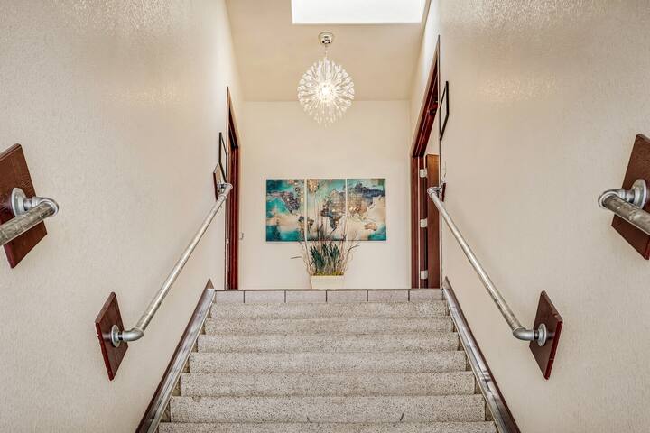 Recently Renovated 4 Bedroom Loft with Balcony gallery image 2