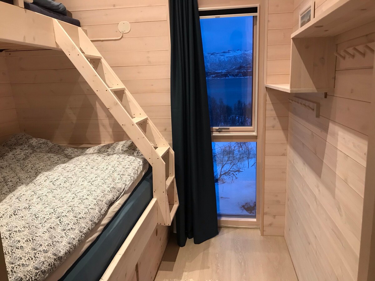 Bedroom 1 "Fuglan" with 140 cm double bed and 75 cm bunk bed