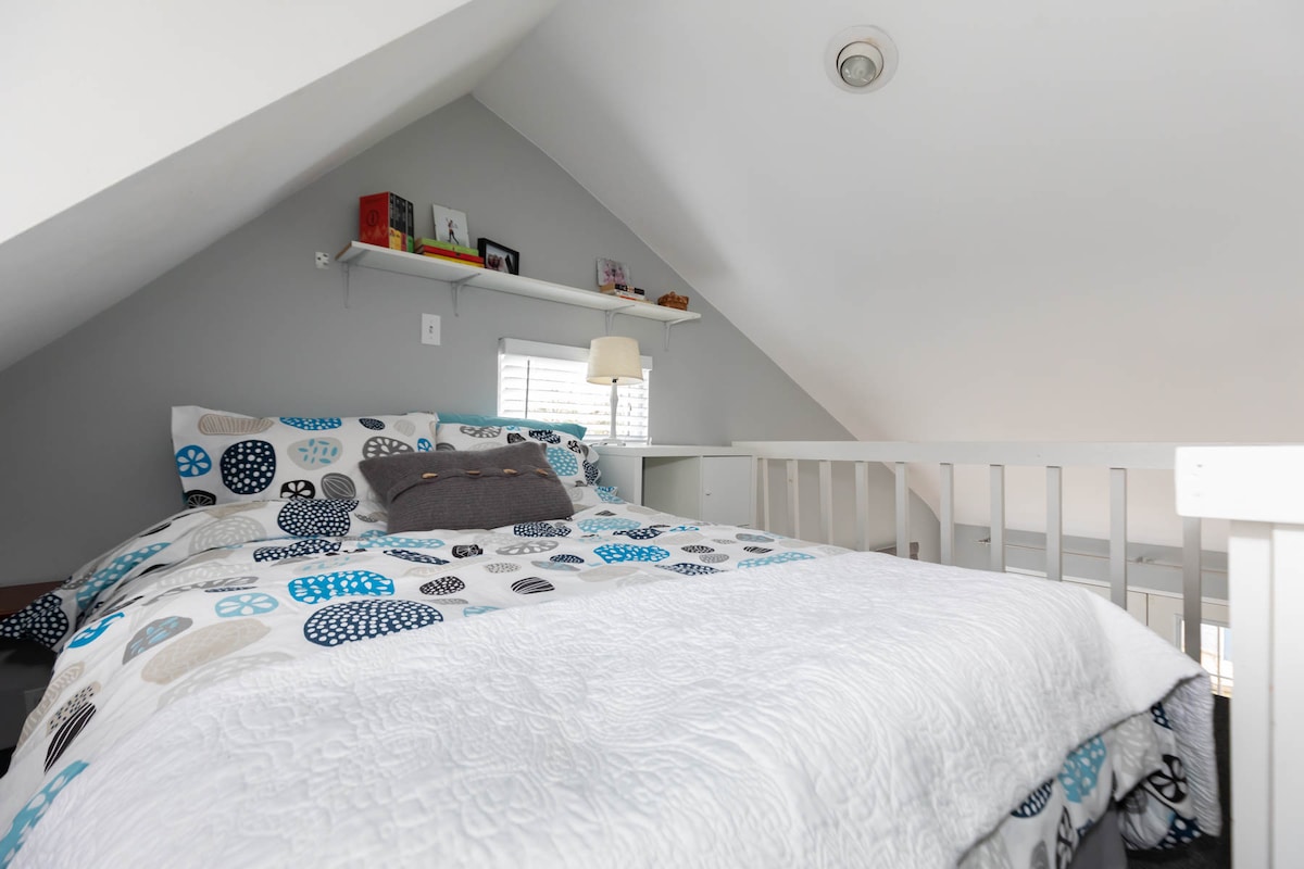 تحتوي غرفة النوم الثانية على منطقتين للنوم. تحتوي الشقة العلوية على سرير مزدوج وإطلالة على عين الطيور.