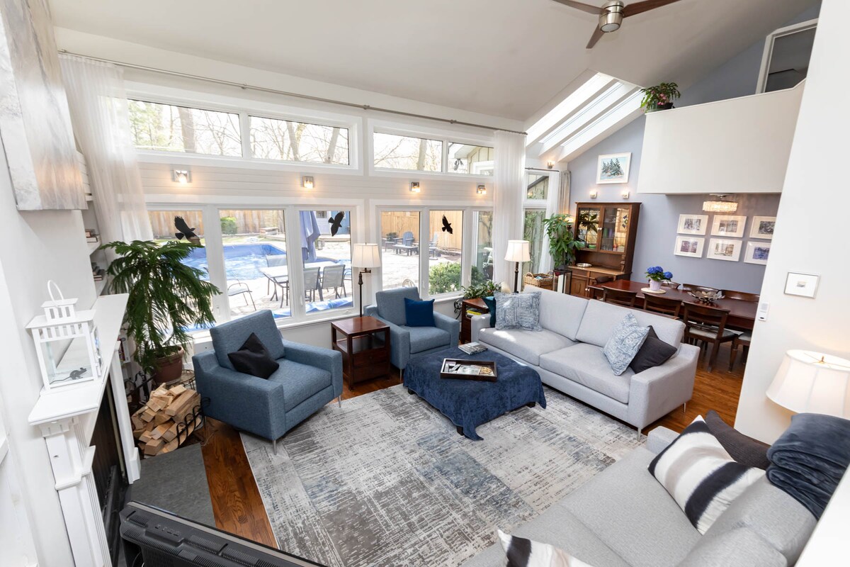 غرفة المعيشة. ويمكنك أن ترى من خلال النوافذ أن حمام السباحة غير مفتوح في هذه اللقطات.   