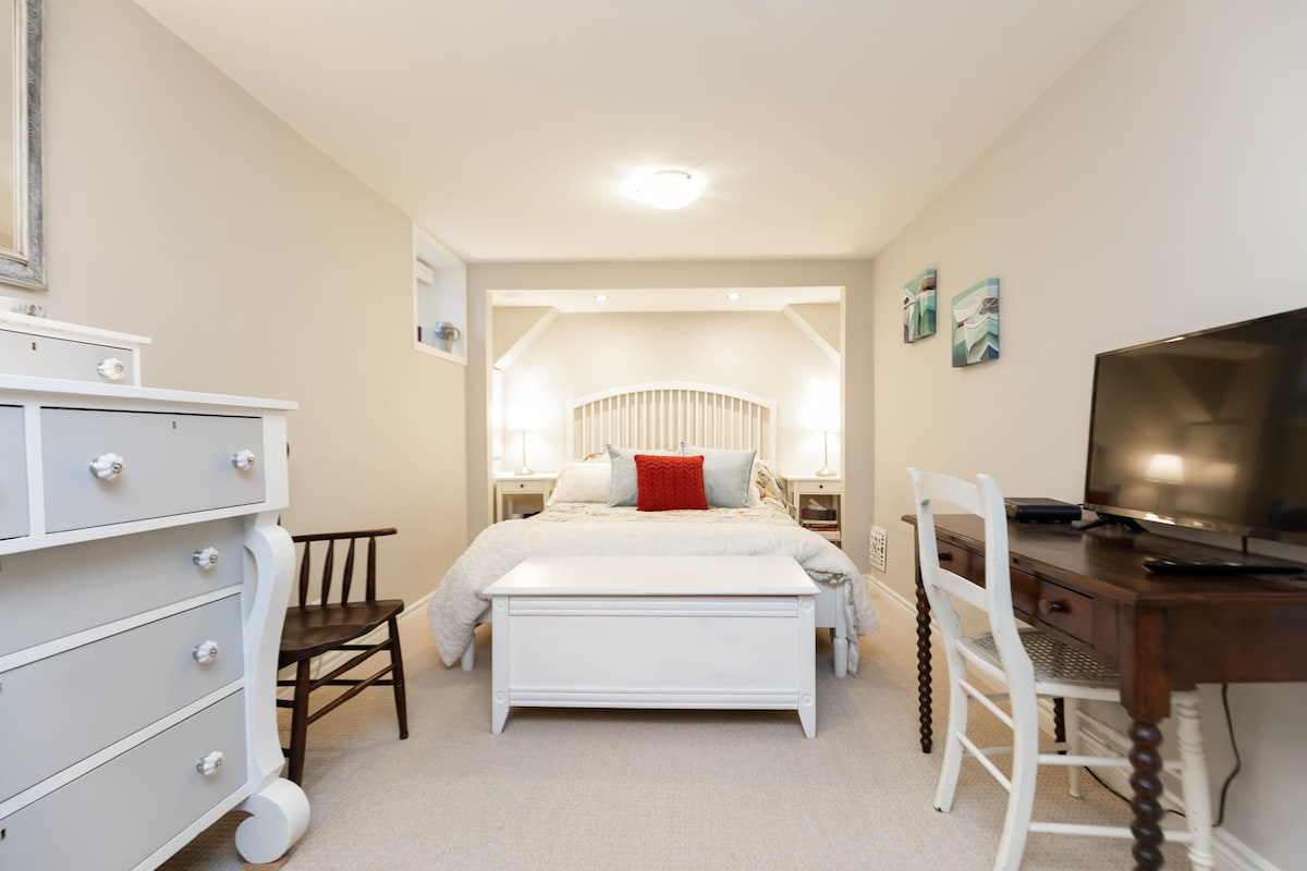 يحتوي الطابق السفلي على ميني في المنتجع الصحي. تحتوي غرفة النوم هذه على حمام خاص بها.  هذا في بعض الأحيان هو أروع مكان في الصيف. 