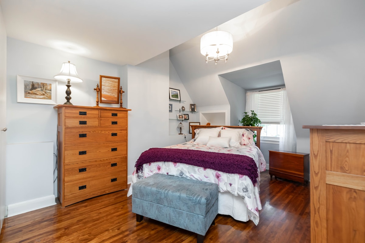 تحتوي غرفة النوم الرئيسية على سرير ملكي مريح ومجموعة كاملة من الخزانات الواسعة.