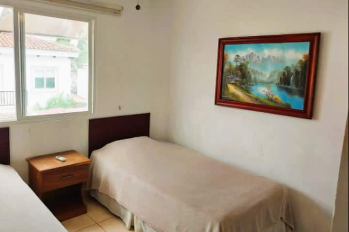 Spavaća soba 3: 2 kreveta za jednu osobu, stropni ventilator, klima-uređaj