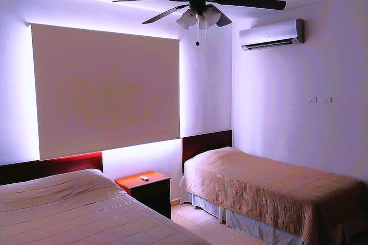 Spavaća soba 2: 1 bračni krevet, 1 krevet za jednu osobu, stropni ventilator, klima-uređaj