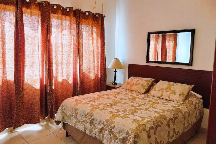 Glavna spavaća soba: privatna kupaonica, bračni krevet (širine 150-179 cm), klima-uređaj