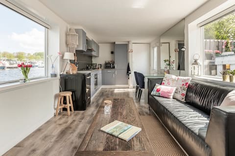 Popular Airbnb listing: Houseboat at a unique location in Rotterdam! in Noord