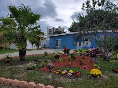 Fenced in yard. Pets Bike & Trailer parking FREE