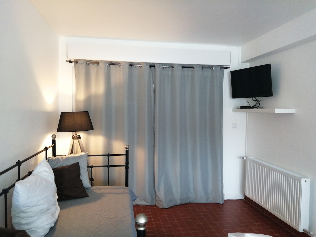 дневна соба, простор за телевизор или простор за спиење 