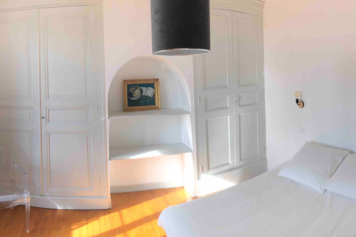 卧室2配备双人床。  房间友好，床140x190。