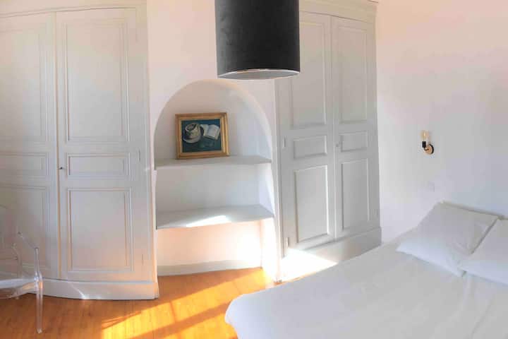 Spavaća soba 2 s bračnim krevetom.  Soba za goste s krevetom dimenzija 140 × 190.