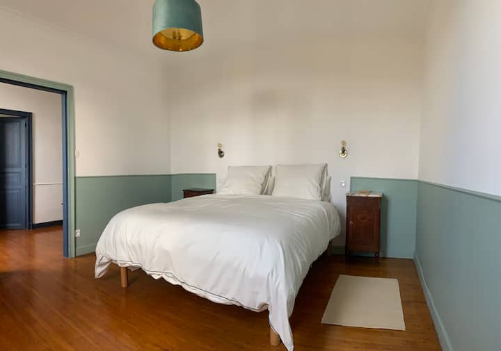 Spavaća soba 1 s bračnim krevetom (širine 150 – 179 cm) i televizorom.  Glavna spavaća soba s krevetom 160x200 i TV-om.