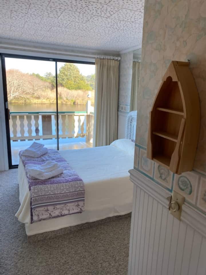 4 bedrooms with lake view and balcony access