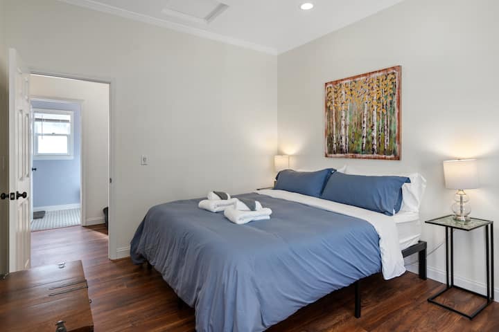 غرفة نوم بسرير كالكينج.