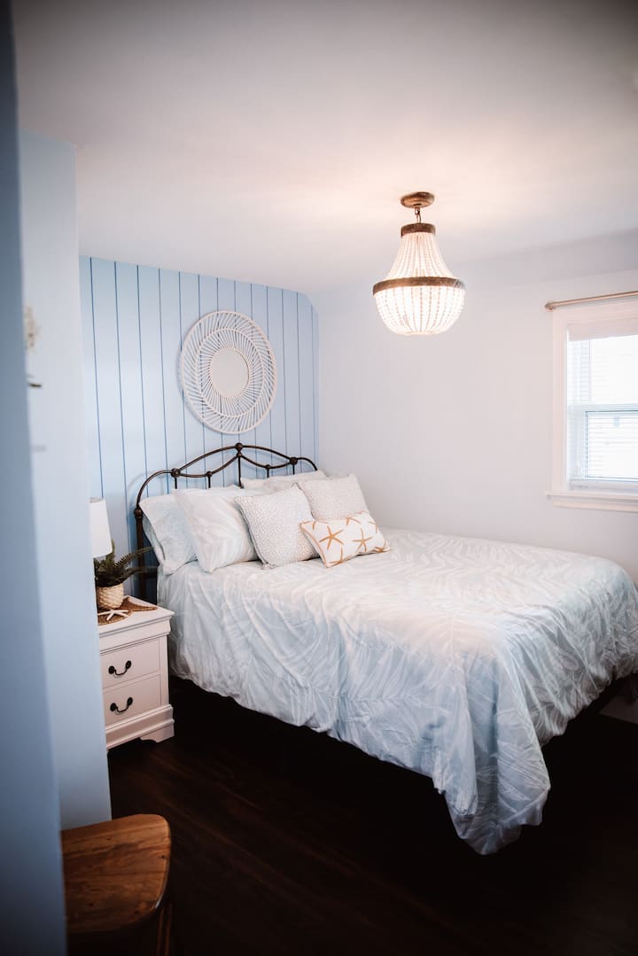 Cozy coastal Guest bedroom with double size bed. Stand-alone fan provided in bedroom closet.

Chambre d'invité munie d’un lit double. Ventilateur (Fan) fourni dans le placard de la chambre.
