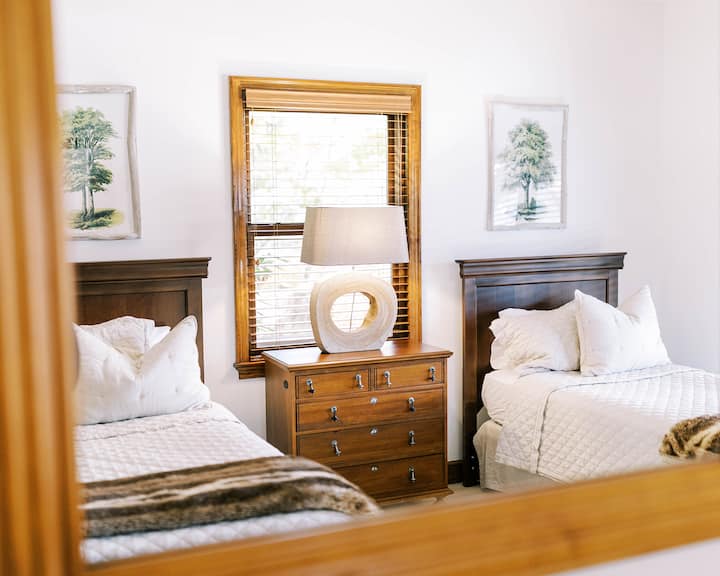 חדר שינה ראשי ראשי ממוקם בקומה הראשונה