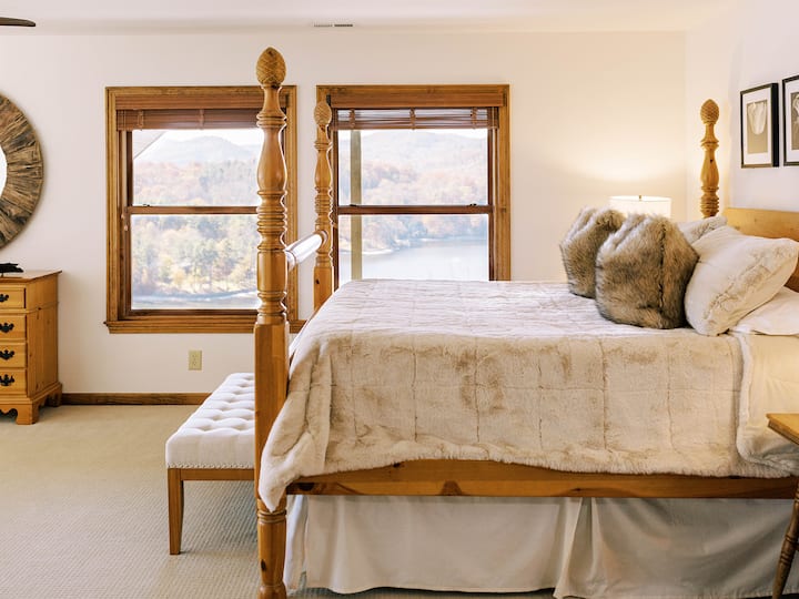 סוויטת ירח דבש - נוף ישיר לאגם בכל ארבעת החלונות, מיטה מוגבהת כדי לראות את האגם מהמיטה, הארון, שני כיסאות רכים, פינת ישיבה עם נוף פנטסטי לאגם גלנוויל.