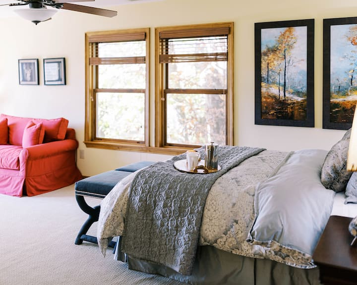 סוויטה זוגית - מיטת קווין סייז, ספה נפתחת זוגית, חדר ארונות, ארון מצעים רגיל, מקלחון צמוד.