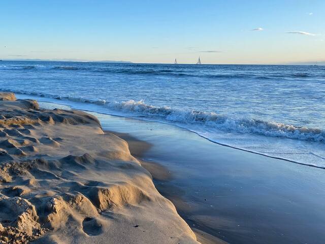 Canals, beach, marina vacation! gallery image 4