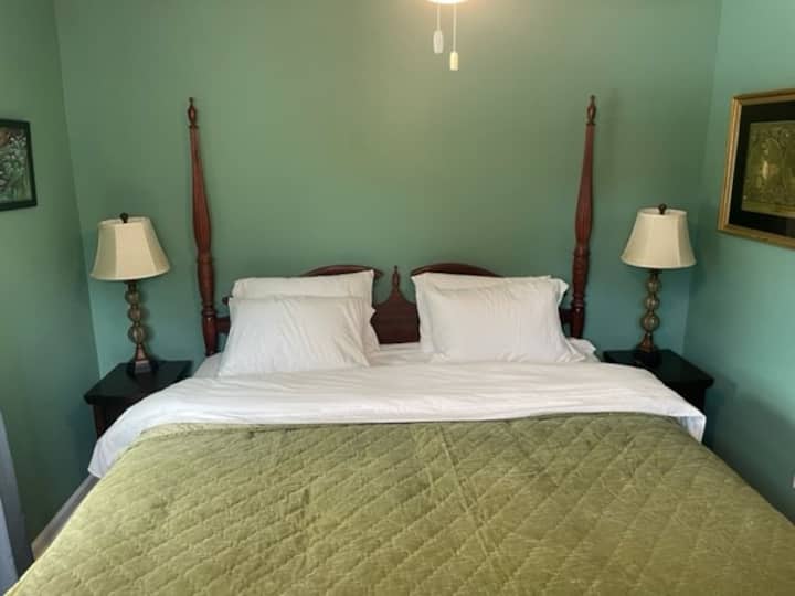 חדר שינה חדש עם מיטת קינג סייז