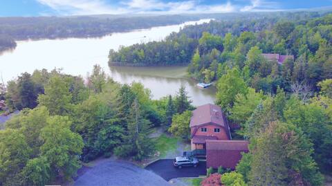 Private lakefront home, hot tub & resort amenities