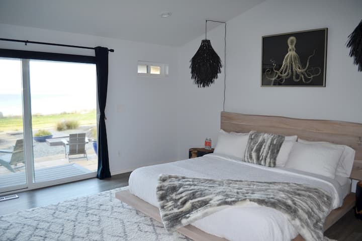 Chumba hiki kikuu ni mapumziko ya siku ndefu ufukweni. Suruali za kuning 'inia zimetengenezwa kwa nyenzo za wicker ambazo zinafanana na urchin ya baharini. Fremu ya kitanda ya mbao iliyopambwa na mashuka ya asili yatakufanya utake kukaa kitandani siku nzima.