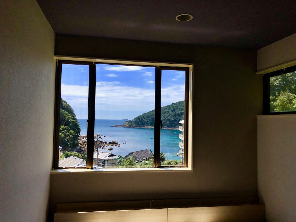 Brede kamer met twee eenpersoonsbedden
(het uitzicht vanuit een brede kamer met twee eenpersoonsbedden)