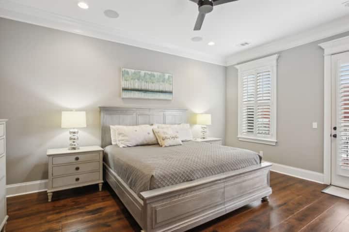 Спална соба на сопственикот со брачен кревет (широк 180-220 