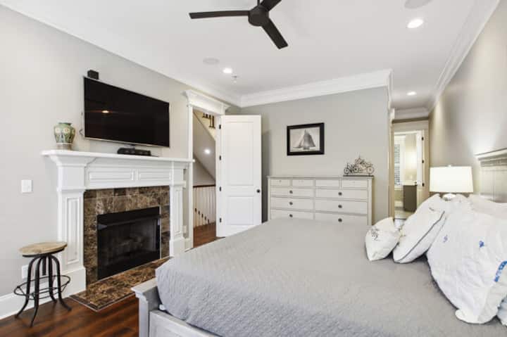 Спална соба на сопственикот со брачен кревет (широк 180-220 см). 