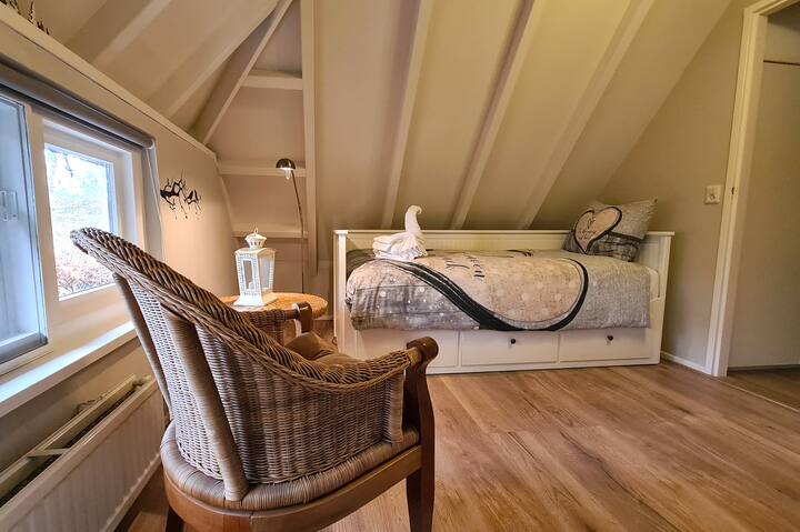 el pequeño dormitorio. Aquí también se puede colocar una cuna, una cama supletoria o una cama doble.