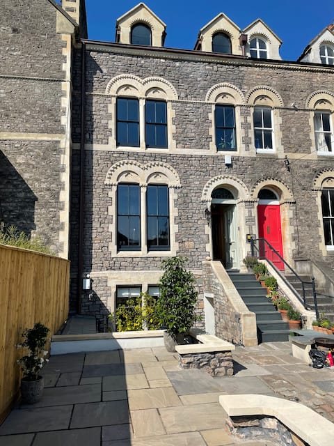 Successful Airbnb property: 5* Contemporary Redland Flat with free parking in Cotham