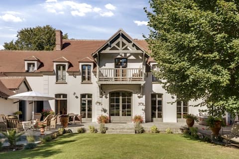Charming House with Spa – La Barbizonaise