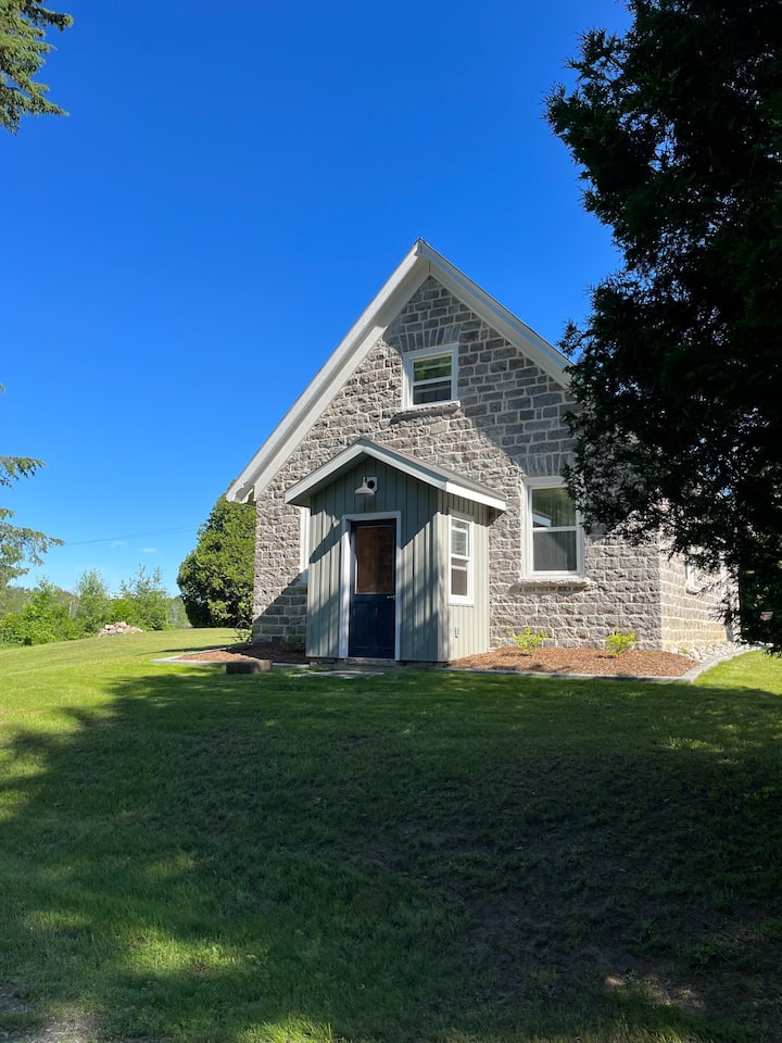 Peaceful Country Retreat at Reads School House