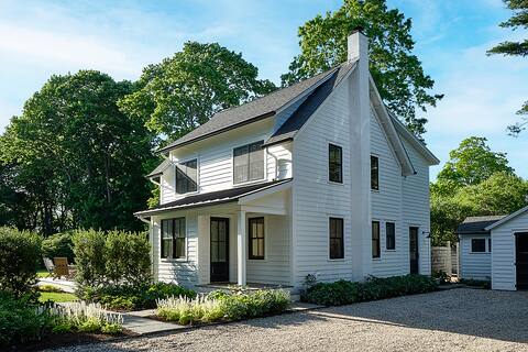 Modern Farmhouse with Hot Tub in Old Lyme, CT