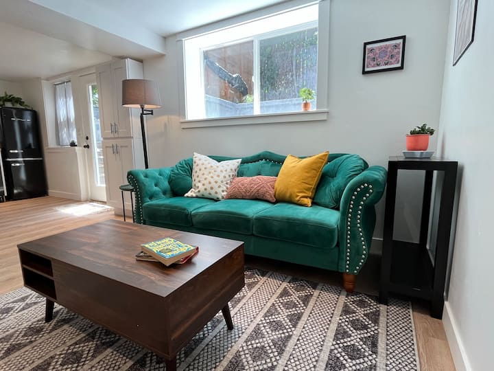 Enjoy Your Getaway In Our Retro Chic Basement Apt! - Portland, OR