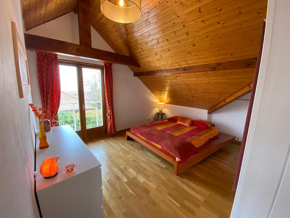 غرفة نوم رئيسية ثانية بسرير ياباني ومراتب فوتون.