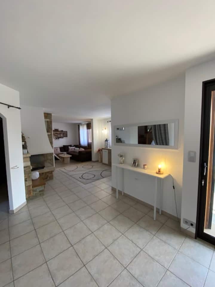 Maison Individuelle Dans Quartier Résidentielle. - Saint-Genis-Pouilly